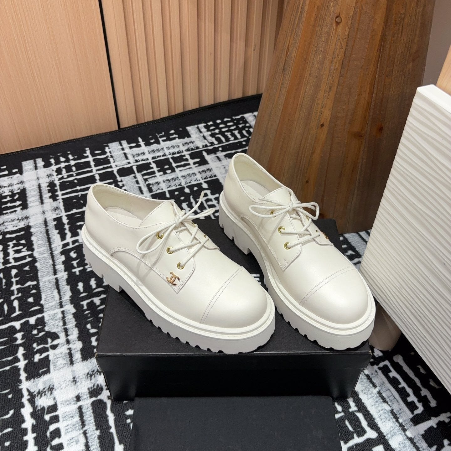 CHANEL OXFORD SHOES IN WHITE CALFSKIN