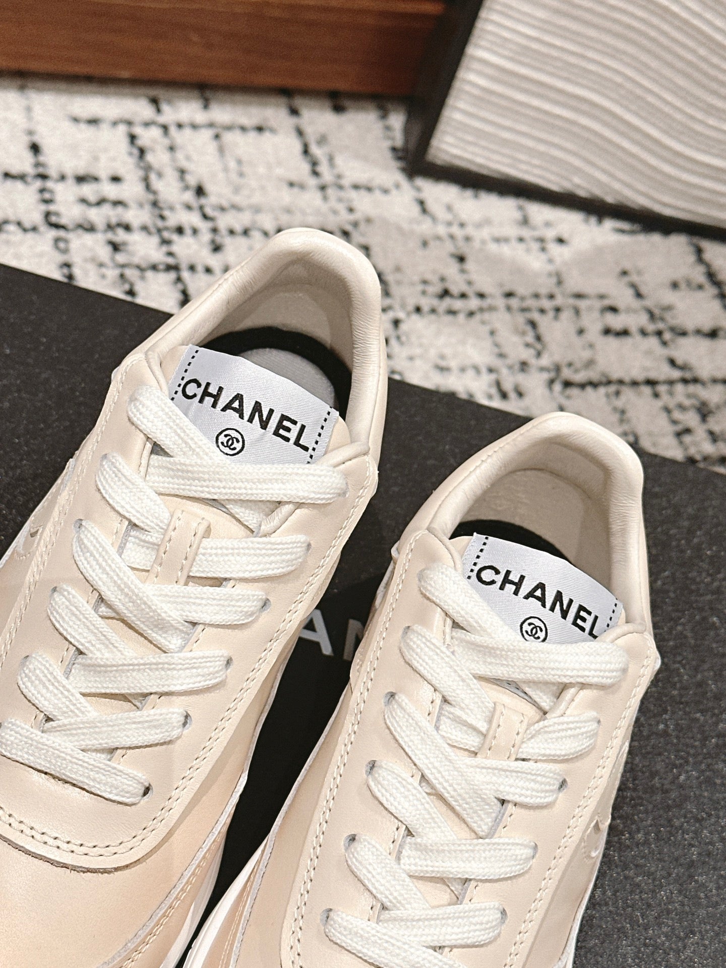 CHANEL SNEAKER IN BISQUE BEIGE HAND-POLISHED CALFSKIN 977827