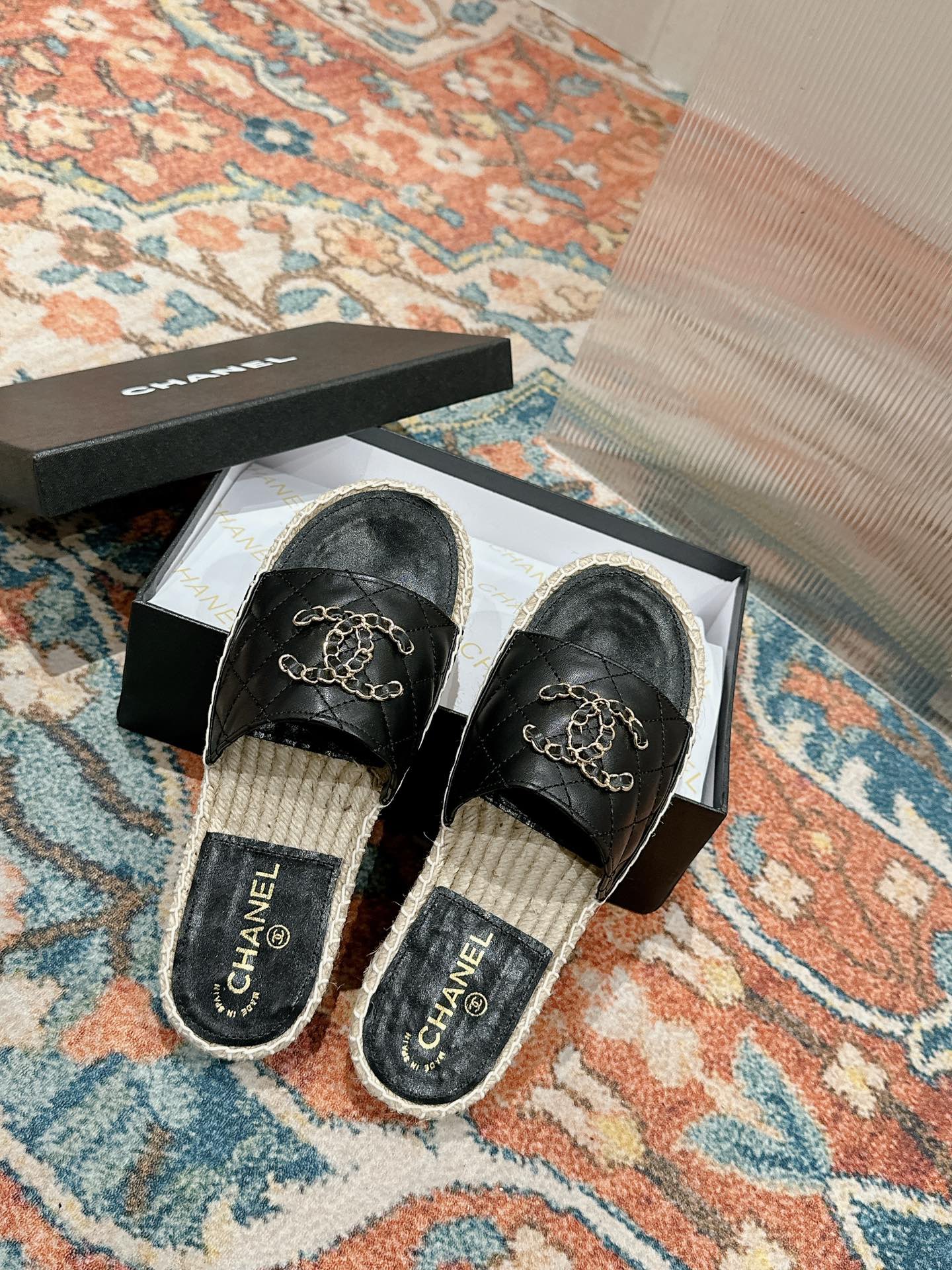 CHANEL FLAT SLIPPERS IN BLACK LAMBSKIN AND WOVEN WITH LOGO